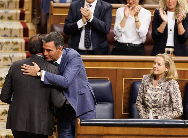 El presidente Pedro Sánchez felicitando al diputado socialusta Óscar Puentepor su discurso en el debate de investdura 