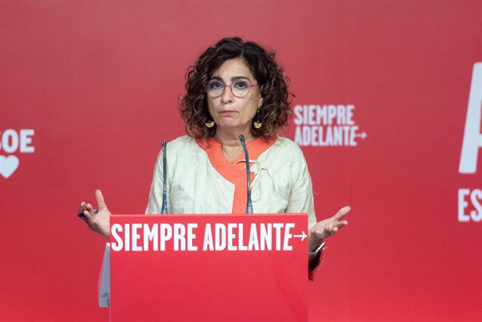La vicesecretaria general del PSOE y ministra de Hacienda en funciones, María Jesús Montero, ofrece una rueda de prensa tras la reunión de la Comisión Ejecutiva Federal del PSOE, en la sede del PSOE, a 11 de septiembre de 2023, en Madrid (España). 