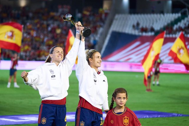 Irene Paredes and Alexia Putellas of Spain show the World Champio trophy to the fans during the UEFA Womens Nations League match played between Spain and Switzerland at Arcangel stadium on September 26, 2023, in Cordoba, Spain.