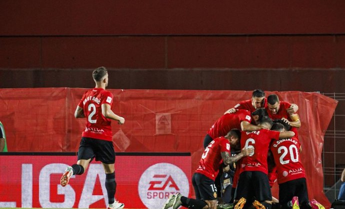 Los jugadores del Mallorca celebran uno de sus goles ante el FC Barcelona