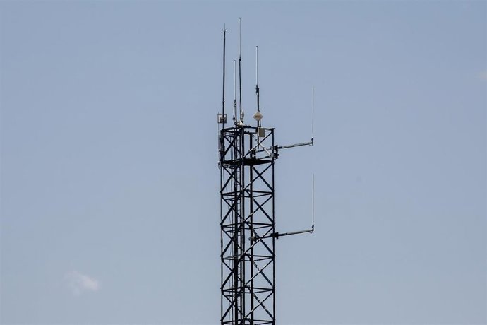 Archivo - Imagen de una antena de telefonía en la ciudad de Madrid.