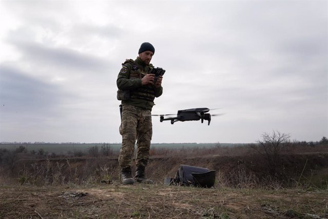 Archivo - Un militar de Ucrania durante una práctica con drones