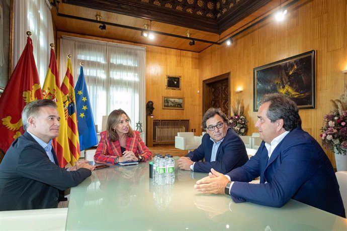 La alcaldesa de Zaragoza, Natalia Chueca, con el director general del Real Zaragoza, Raúl Sanllehí, y el consejero de la entidad, Juan Forcén, --