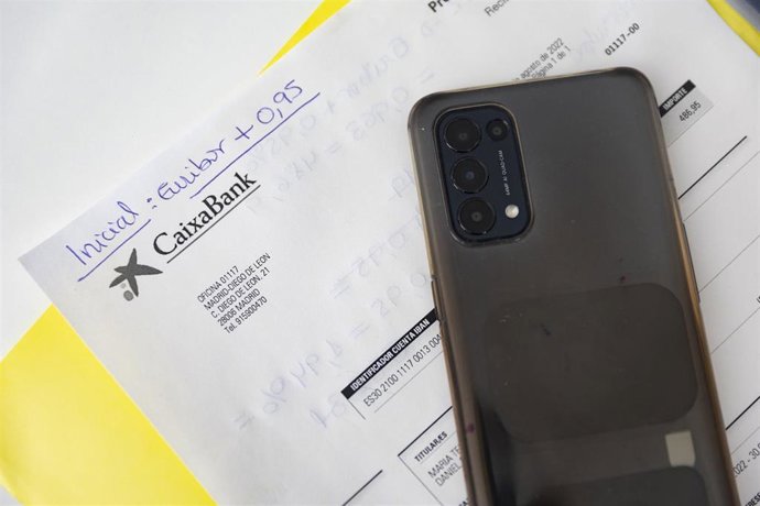 Archivo - Documentación para la firma de una hipoteca, a 15 de marzo de 2023, en Madrid (España). El Euríbor a 12 meses, el índice al que están referenciadas la mayoría de hipotecas variables en España, cayó ayer al 3,509% en su tasa diaria, si bien la 