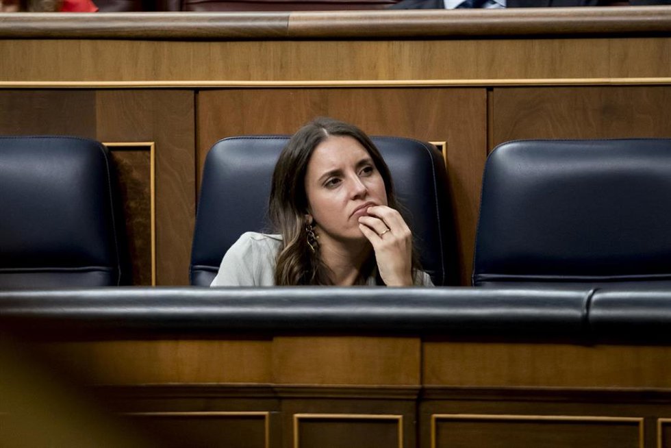 La ministra de Igualdad en funciones, Irene Montero, durante la primera sesión del debate de investidura del líder del PP, en el Congreso de los Diputados, a 26 de septiembre de 2023, en Madrid (España). 