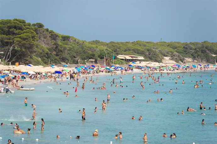 Archivo - Varias personas se bañan en la playa de Ses Salines, a 11 de julio de 2023, en Ibiza, Islas Baleares (España).   