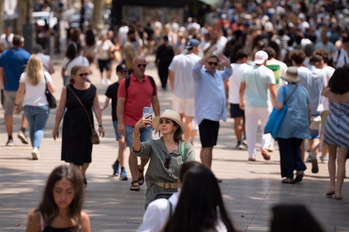 Archivo - Varias personas pasean por Las Ramblas, a 30 de junio de 2023, en Barcelona, Cataluña (España). 