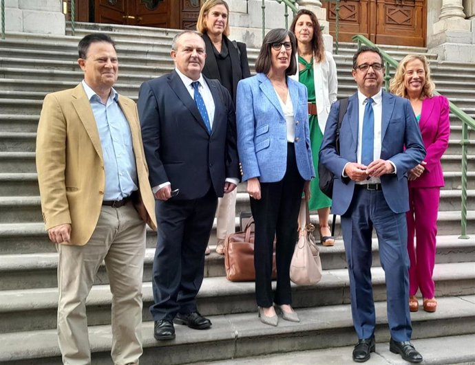 La consejera de Transición Ecológica, Industria y Desarrollo Económico, Nieves Roqueñí, junto a su equipo, antes de comparecer en la Junta General