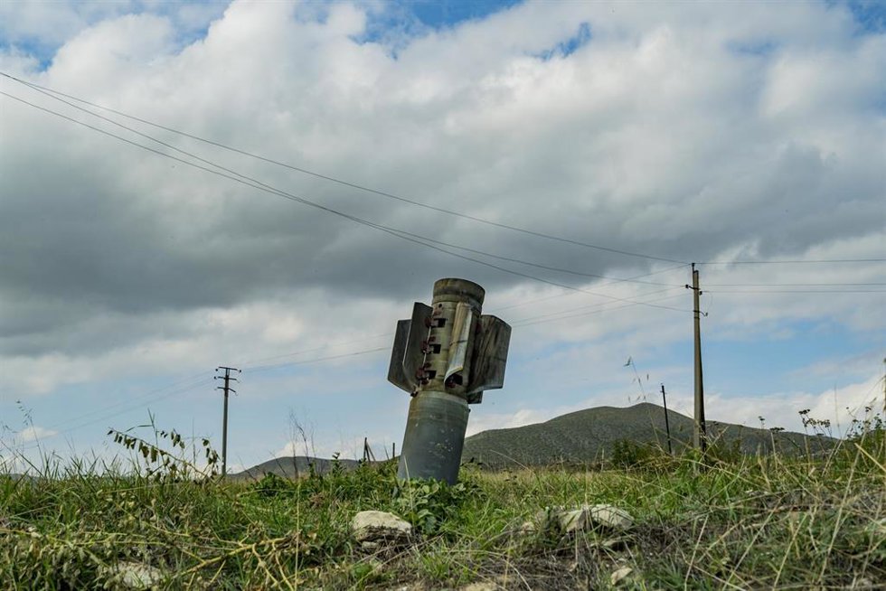 Archivo - Restos de un proyectil lanzado por Azerbaiyán contra Nagorno Karabaj durante la guerra en 2020