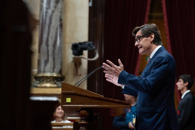 El líder del PSC, Salvador Illa, en el Parlament.