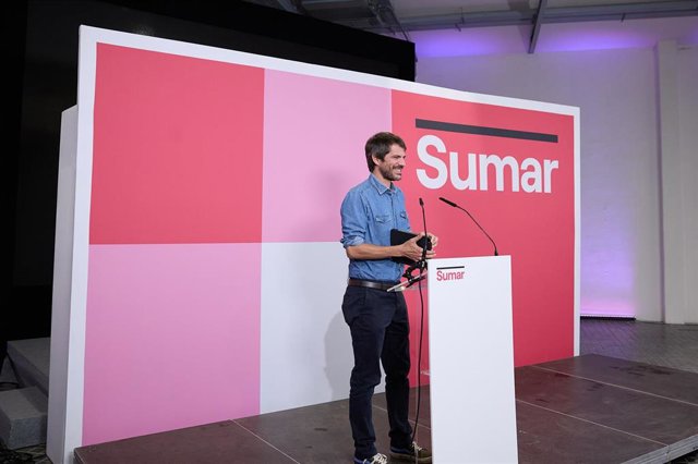 El portavoz de Sumar, Ernest Urtasun, ofrece una rueda de prensa, a 25 de septiembre de 2023, en Madrid (España). 