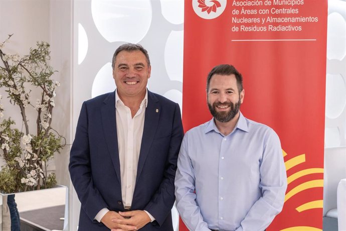 El alcalde de Yebra (Guadalajara), Juan Pedro Sánchez, y el alcalde de Ascó, Miguel Ángel Ribes, reelegidos presidente y vicepresidente de AMAC hasta 2027.