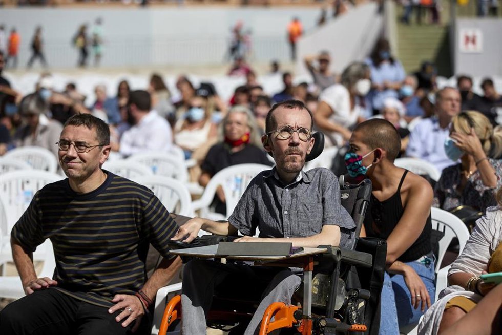 Archivo - El politólogo Juan Carlos Monedero (i) y el portavoz parlamentario de Unidas Podemos, Pablo Echenique (d), en la fiesta del centenario del PCE, a 25 de septiembre de 2021, en Rivas-Vaciamadrid, Madrid (España).