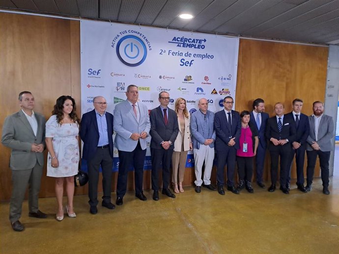 El consejero de Educación, Formación y Empleo, Víctor Marín, durante la visita a la II Feria de Empleo del Servicio de Empleo y Formación.