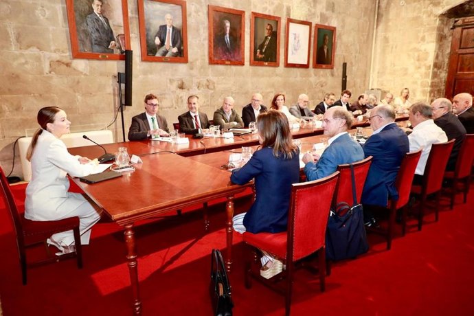 La presidenta del Govern, Marga Prohens, reunida con la Junta Directiva del Círculo de Economía de Mallorca.