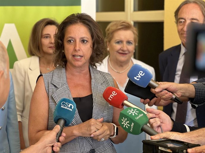 Archivo - Imagen de archivo de la consejera de Salud y Consumo, Catalina García, en una atención a medios.