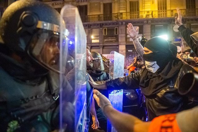 Archivo - Los Mossos d Esquadra intervienen contra los manifestantes en Barcelona contra la sentencia del Supremo por el 'procés', en octubre de 2019