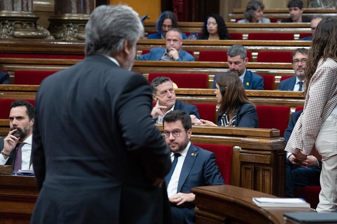 El president de Junts al Parlament, Albert Batet, i el president de la Generalitat, Pere Aragons