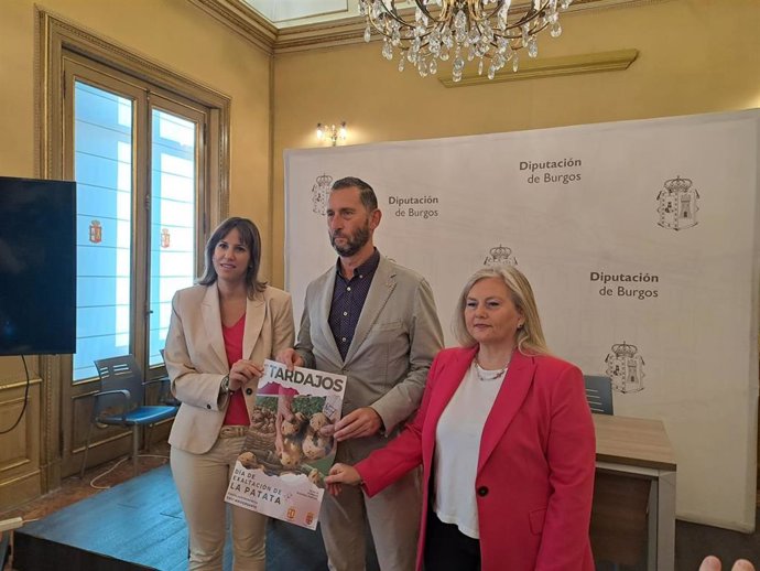 La Alcaldesa De Tardajos, Laura Puente; El Diputado De Agricultura, Manuel Villanueva, Y La Técnico De Técnico De Cultura Del Ayuntamiento De Tardajos, Soledad Barrionuevo.