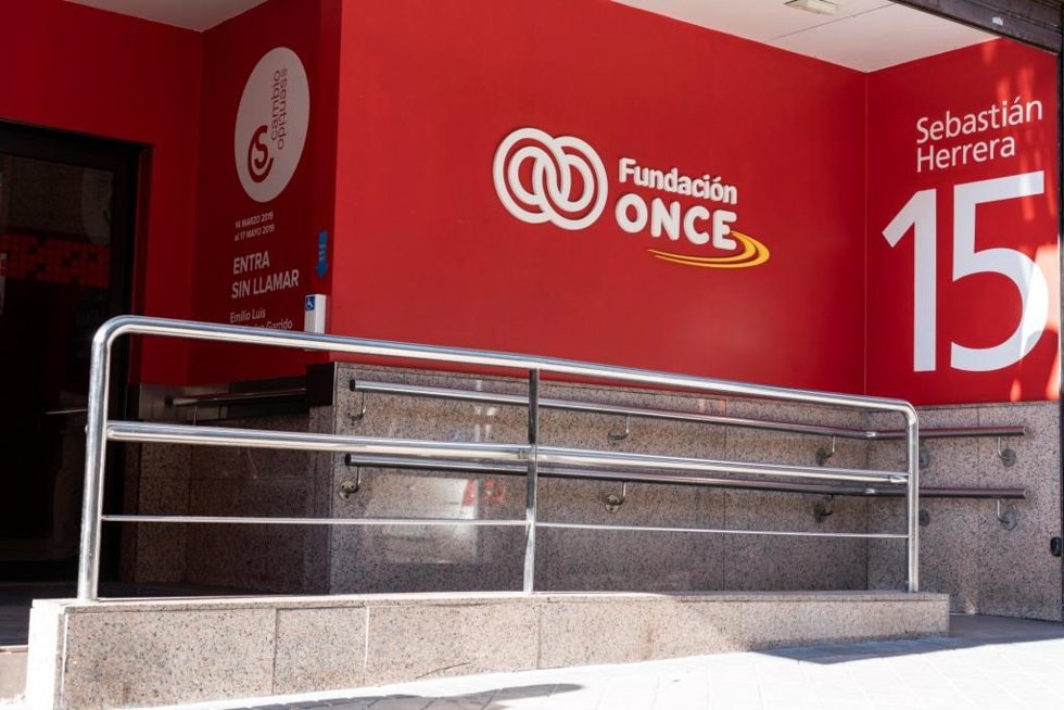 Archivo - Entrada de la sede de Fundación Once