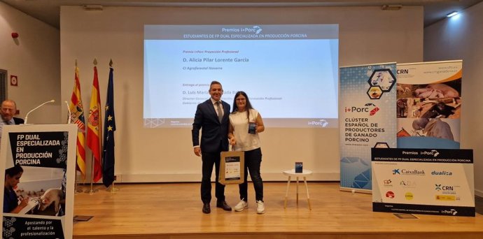 El director general de FP, Luis Mallada, ha participado en la entrega de premios a los alumnos de la FP Dual porcina del curso 2022-2023.