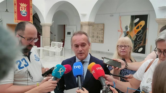 El consejero de Infraestructuras, Transporte y Vivienda, Manuel Martín Castizo, atiende a los medios de comunicación antes de su comparecencia en la Asamblea.