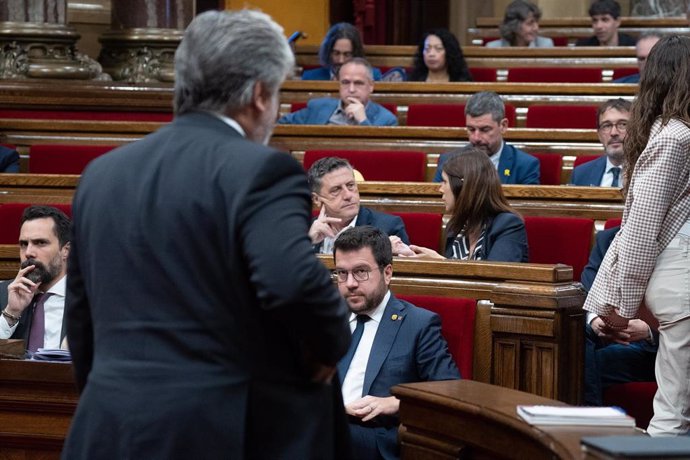 El presidente de Junts en el Parlament, Albert Batet, y el presidente de la Generalitat, Pere Aragons, en el Debate de Política General del Parlament