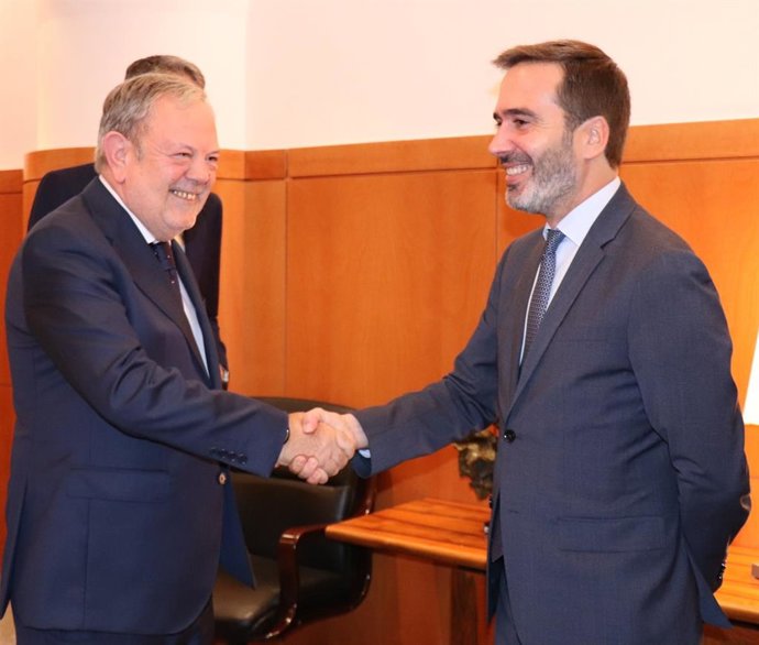 Reunion del consejero de Economía y Hacienda, Pedro Azpiazu, y el de Turismo, Comercio y Consumo, Javier Hurtado.