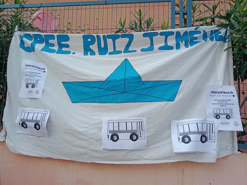 Una pancarta en un centros de educación especial en reivindicación del bus escolar