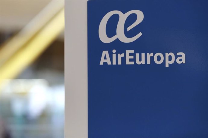 Archivo - Logo de Air Europa en la Terminal T4 del aeropuerto Adolfo Suárez Madrid-Barajas, en Madrid (España), a 11 de septiembre de 2020. Air Europa ha lanzado la campaña '¡y vuela!, que abarata los precios en todas las rutas, con mayor flexibilidad p