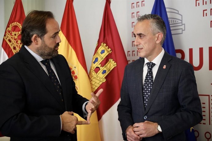 El presidente del Partido Popular de Castilla-La Mancha, con el alcalde de Puertollano, Miguel Ángel Ruiz.