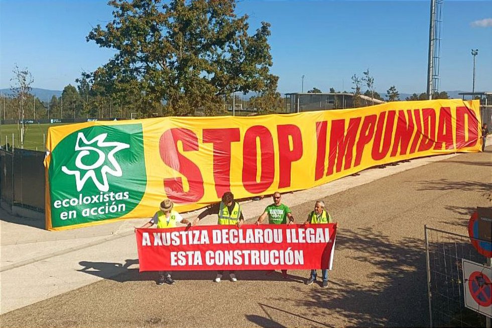 Protesta de Ecoloxistas en Acción por el proyecto Galicia Sports 360  del Celta