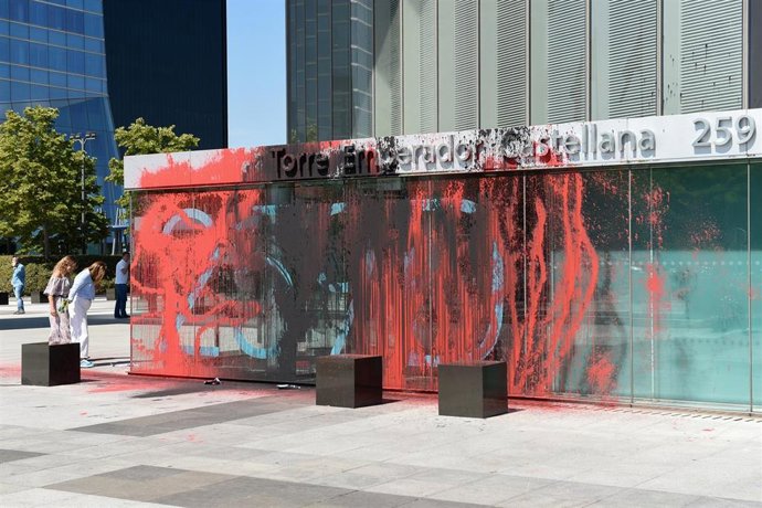 Archivo - Pintadas realizadas con tintes rojo y negro por activistas de Futuro Vegetal en el edificio donde se encuentra la embajada del Reino Unido en España, a 15 de junio de 2023, en Madrid (España). La acción forma parte de una campaña internacional