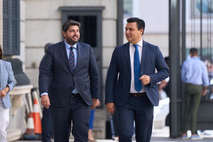 El presidente del PP y del Gobierno regional, Fernando López Miras; y el secretario general del PP de la Región de Murcia, José Miguel Luengo