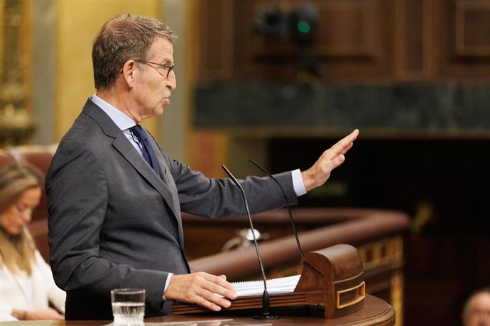 El líder del PP y candidato a la Presidencia del Gobierno, Alberto Núñez Feijóo, interviene durante el pleno de investidura del líder del Partido Popular, en el Congreso de los Diputados, a 27 de septiembre de 2023, en Madrid (España). El presidente del