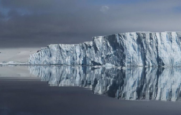 La línea de puesta a tierra es el límite entre la sección terrestre de la capa de hielo y la plataforma de hielo flotante