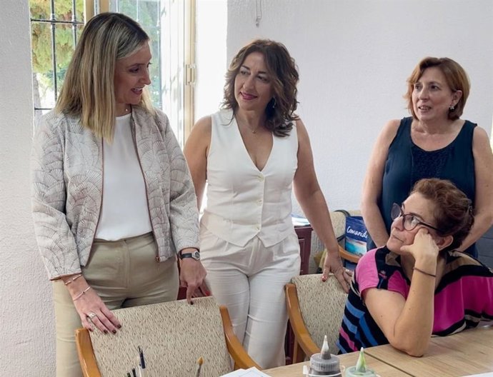 La consejera de Política Social, Familias e Igualdad, Conchita Ruiz, durante su visita a las instalaciones del Colectivo La Huertecica.
