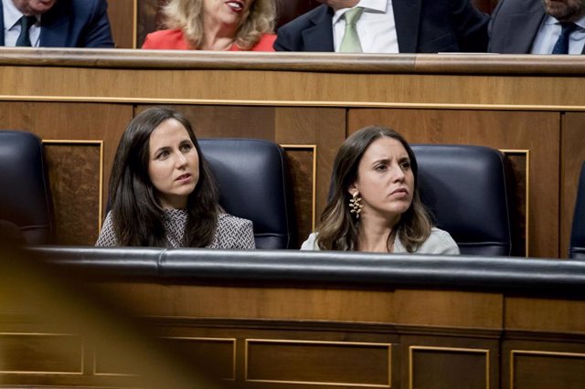 La ministra de Derechos Sociales en funciones, Ione Belarra (i), y la ministra de Igualdad, Irene Montero (d), durante la sesión del debate de investidura del líder del PP, en el Congreso de los Diputados, a 26 de septiembre de 2023, en Madrid (España). 