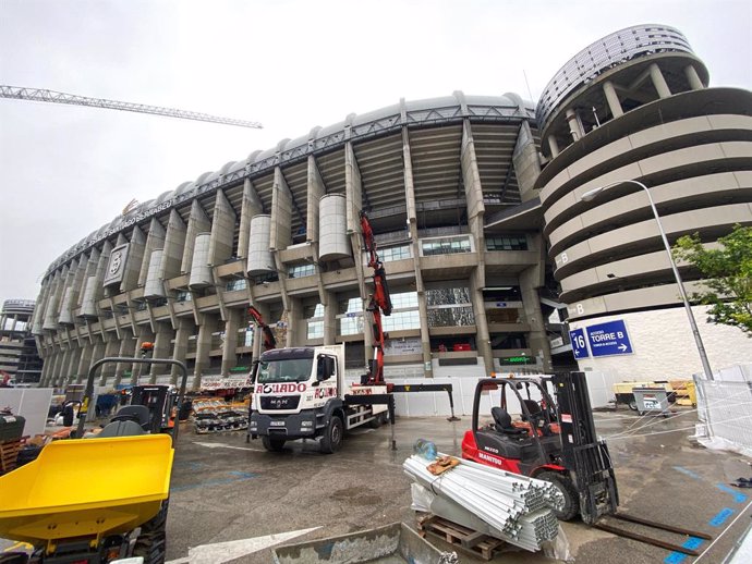 Archivo - Se reanudan las obras en el Estadio Santiago Bernabéu el día en el que se reactiva la actividad laboral no esencial en las empresas cuyos empleados no puedan teletrabajar cuando se cumple un mes desde el inicio del estado de alarma decretado a