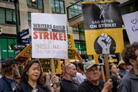 Protección frente la Inteligencia Artificial y otras 5 claves del acuerdo entre guionistas y estudios de Hollywood