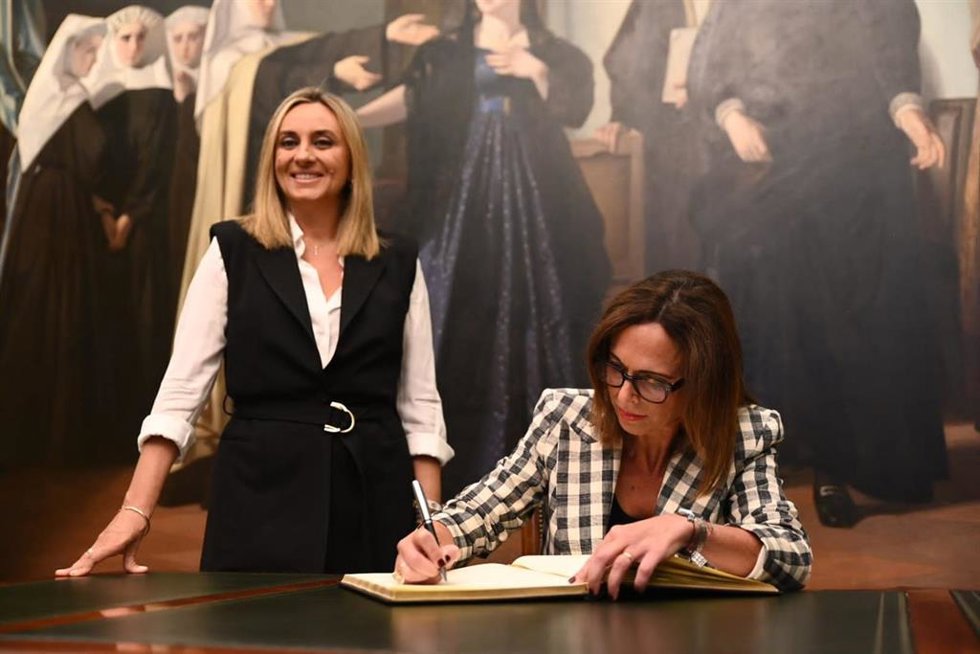La alcaldesa de Granada junto a la consejera de Fomento.