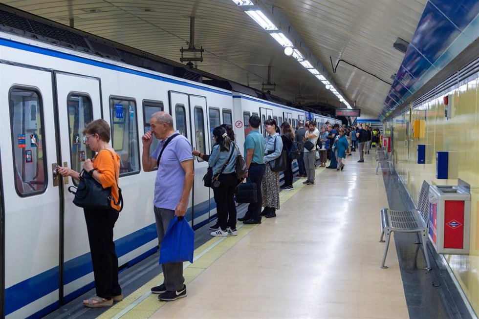 Varias personas se suben a un tren en la estación de Metro de Nueva Numancia.