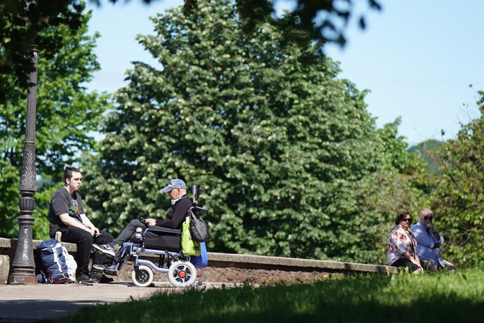 Archivo - Dos hombres, uno en silla de ruedas, descansan en el Parque Etxebarria en el primer día de desconfinamiento, en el que está permitido salir a hacer deporte de forma individual y pasear con otra persona con la que se conviva, a determinadas hor