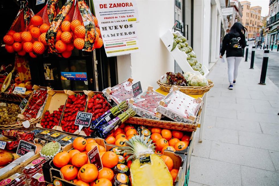 Archivo - Piezas de frutas y hortalizas en una frutería