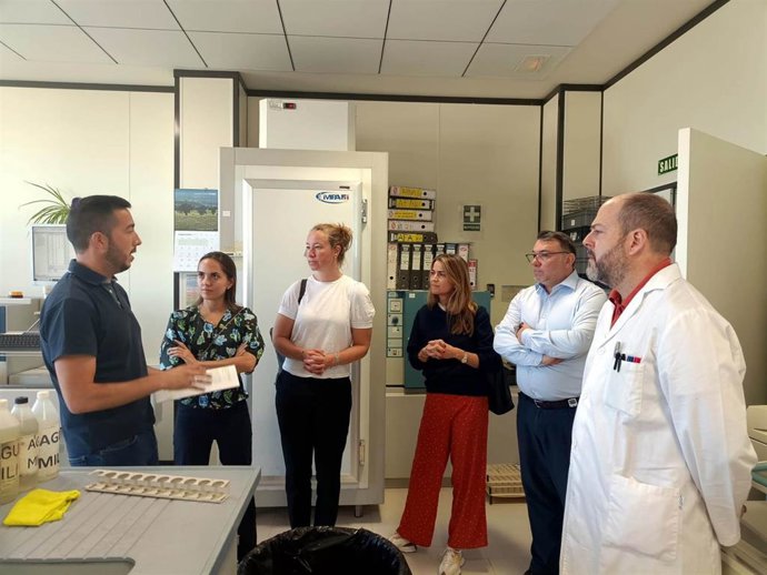 La delegación de las empresas noruegas durante la visita a una de las firmas andaluzas.