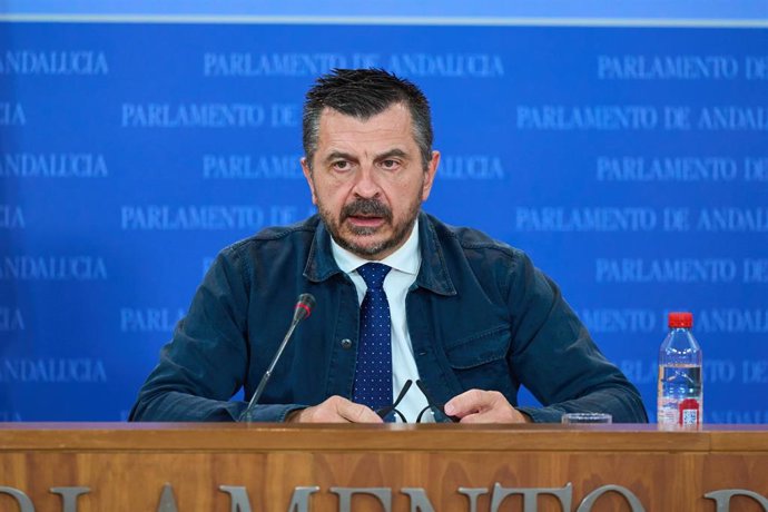 El portavoz del Grupo Parlamentario Popular, Toni Martín, durante la ronda de ruedas de prensa de portavoces de los grupos parlamentarios en el Parlamento de Andalucía, a 27 de septiembre de 2023 en Sevilla (Andalucía, España). Los portavoces de los gru
