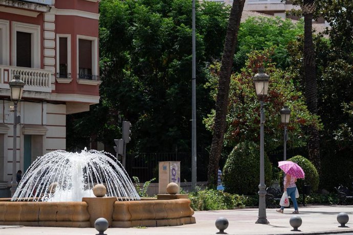 Archivo - Vista de varios chorros de agua de una fuente durante la cuarta ola de calor del verano, a 21 de agosto de 2023, en Badajoz, Extremadura (España). 