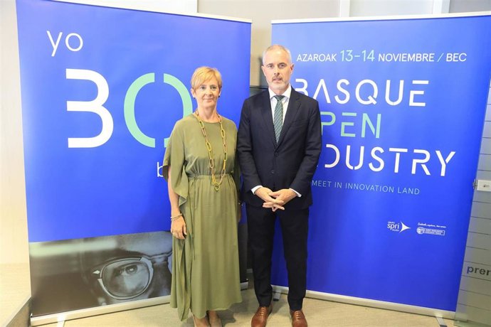 La consejera de Desarrollo Económico, Sostenibilidad y Medio Ambiente, Arantza Tapia, y el director general de SPRI, Aitor Urzelai, presentan la  la Semana Europea de la Pyme (SME Week 2023).