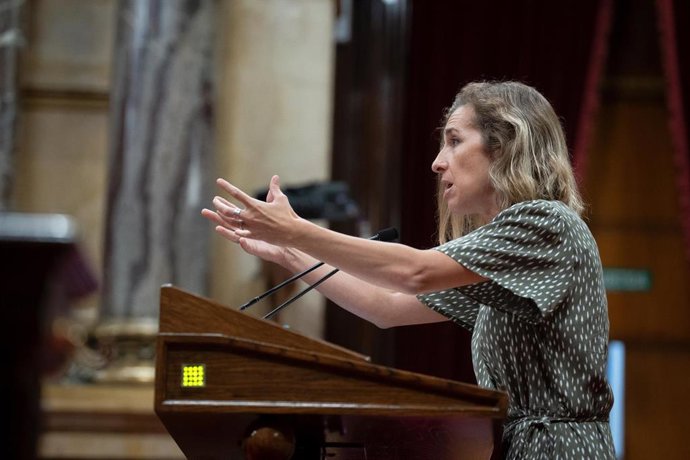La diputada de la CUP en el Parlament, Laia Estrada, interviene durante tercer Debate de Política General de la legislatura, en el Parlament de Catalunya, a 27 de septiembre de 2023, en Barcelona, Catalunya (España). El debate arrancó ayer, 26 de septie