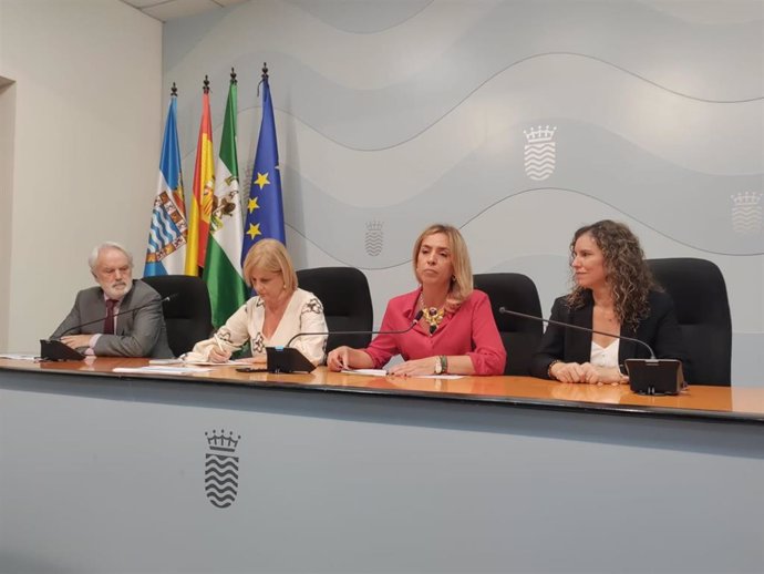 La presidenta de Diputación, Almudena Martínez, anuncia 4,5 millones de euros para actuaciones en Jerez, en compañía de la alcaldesa María José García-Pelayo.